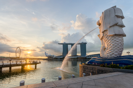 Merlion, Singapore landmark with sunrise, Marina bay point of viewのeditorial素材