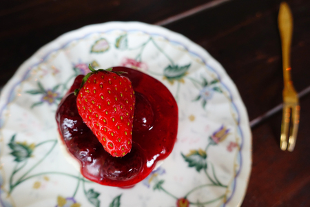 Strawberry jam with fresh berries on the plateの写真素材