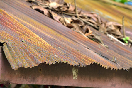 Old red rust tin roof backgroundの写真素材