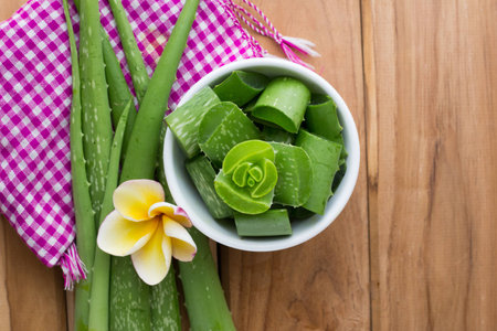 aloe vera place the pieces on a wooden tableの写真素材