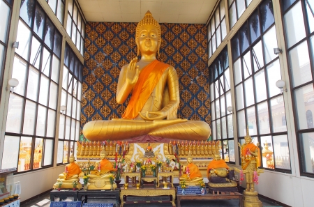 Golden Buddha figure in Wat YodkeawSrivichai ,Mukdahan Thailandのeditorial素材