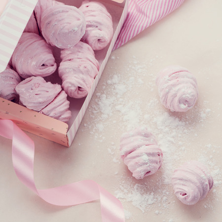 Berry marshmallow in a gift box on a pink background.の写真素材