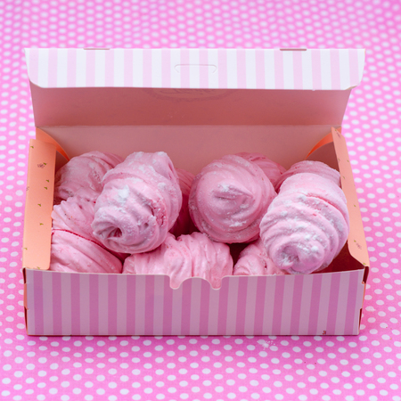 Berry marshmallow in a gift box on a pink background.の写真素材
