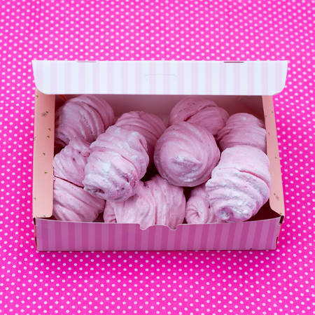 Berry marshmallow in a gift box on a pink background.の写真素材