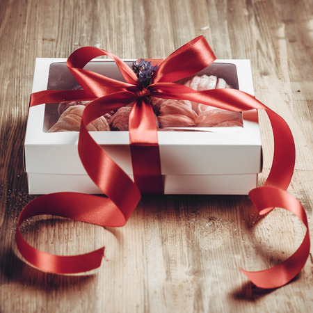 Berry marshmallow in a gift box on a pink background.の写真素材