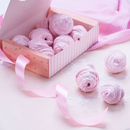 Berry marshmallow in a gift box on a pink background.の写真素材