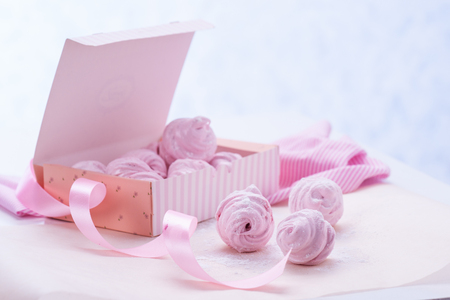 Berry marshmallow in a gift box on a pink background.の写真素材