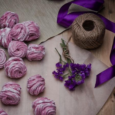 Berry marshmallow in a gift box on a pink background.の写真素材