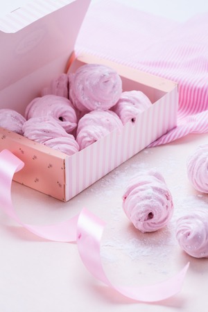 Berry marshmallow in a gift box on a pink background.の写真素材