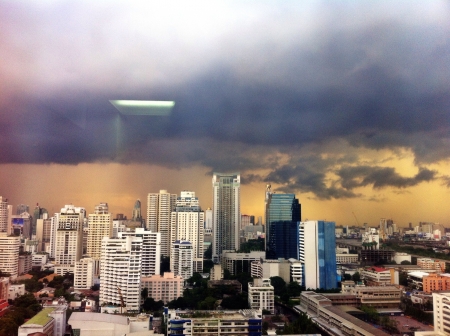 before raining in the cityの素材