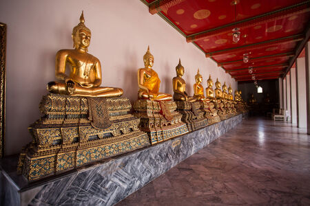 Bangkok - 28 September 2014: Photo walk and tourism at Wat Pho the thai temple in Bangkok Is a famous And has been popular with tourists the world over.のeditorial素材