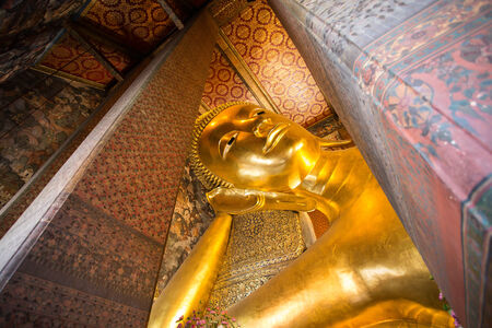 Bangkok - 28 September 2014: Photo walk and tourism at Wat Pho the thai temple in Bangkok Is a famous And has been popular with tourists the world over.のeditorial素材