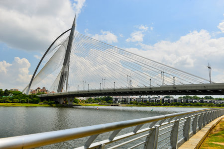 Seri Wawasan Bridge in Putrajaya. It is a 370m long bridge which is built across the Putrajaya Lake in Putrajaya.のeditorial素材