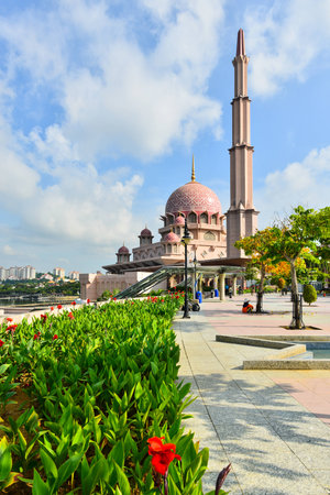 Putra Mosque is the principal mosque of Putrajaya and one of popular destination among tourist.のeditorial素材