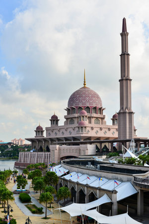 Putra Mosque is the principal mosque of Putrajaya and one of popular destination among tourist.のeditorial素材