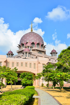 Putra Mosque is the principal mosque of Putrajaya and one of popular destination among tourist.のeditorial素材