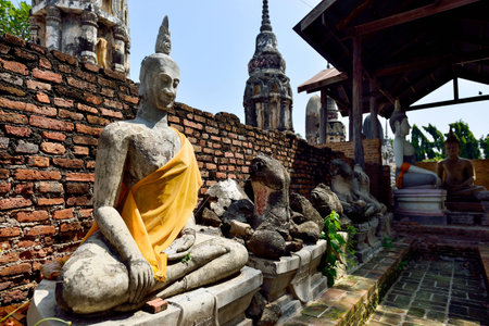 Damaged Buddha Statues in Chainat, Thailandの写真素材
