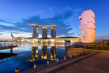 The Merlion statue fountain and the Singapore skyline. The landmark statue is considered the personification of Singapore.のeditorial素材