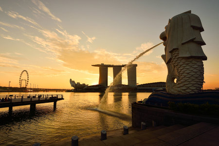 The Merlion statue fountain and the Singapore skyline. The landmark statue is considered the personification of Singapore.のeditorial素材