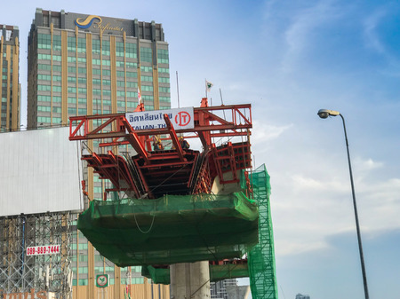 BANGKOK, THAILAND - May 17: Ladprao intersection on May 17,2018 in Bangkok, Thailand. Construction workers are building sky train (Green Line) in the middle of the intersection.のeditorial素材