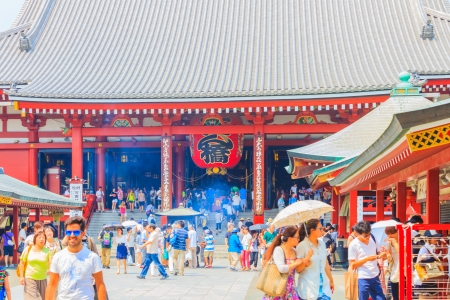 SENSOJI TEMPLE, JAPAN- August 11, 2013  The Kaminarimon  Thunder Gate , the outer gate of Sensoji Temple and the symbol of Asakusa, Tokyo, Japan  August 11 2012のeditorial素材