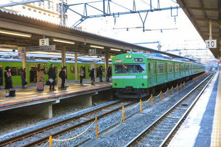 TOKYO, JAPAN - November18th,2016. People waiting at train station and the Train was comingi n Tokyo Station Japan.のeditorial素材