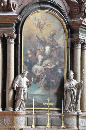 VIENNA, AUSTRIA - SEPTEMBER 3, 2011 : Interior of St. Stephen's Cathedral in Vienna, Austriaのeditorial素材