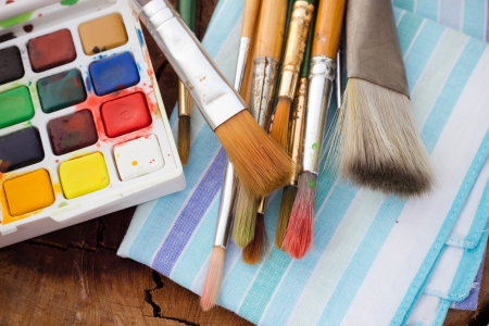 close up old used box of watercolor paint with brushesの写真素材