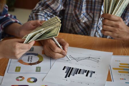 Stock cash business Dividing Benefits Cash Business Sharing money To use in the job The result is quite a lot of money.の写真素材