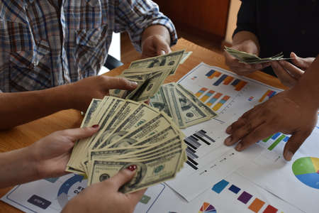 Stock cash business Dividing Benefits Cash Business Sharing money To use in the job The result is quite a lot of money.の写真素材