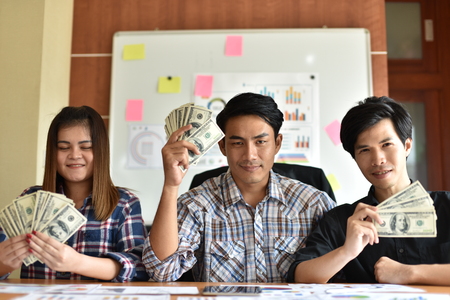 Stock cash business Dividend Cash Business Sharing money To use in the job The result is quite a lot of money.の写真素材