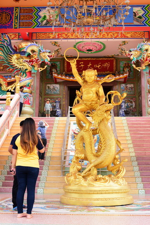 Chinese art shrine in Thailand. It is the worship of people in Chonburi, Thailand. Chinese sculpture Made of stone decorated inside the shrine area. Chinese dragon statue Chinese decoration Accordingのeditorial素材