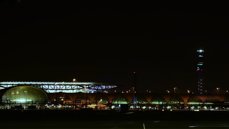 the tourist Arrive at Suvarnabhumi International Airport, bankak Thailand, take a look at various carriers before boarding the hotel on 22 November 2018. The plane is flying up from the runwayのeditorial素材