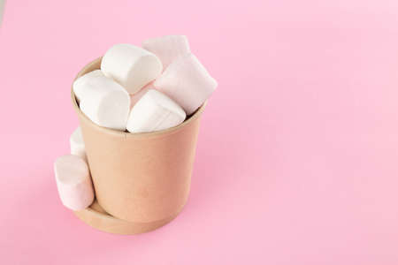 Marshmallow in bucket on pastel pink background.の写真素材