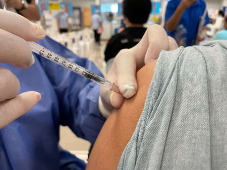 Use a syringe to vaccinate against the virus.の写真素材