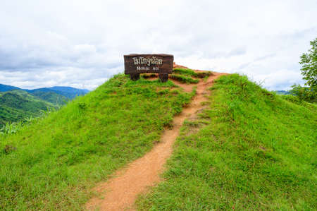 Mokuju Noi signpost on Mokuju Noi hill at Maewong National Park, Thailand: TEXT TRANSLATION: "Mokuju Noi"のeditorial素材