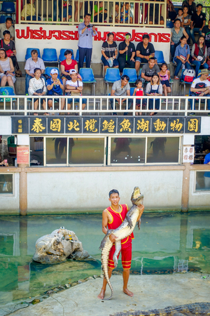 SAMUTPRAKARN, THAILAND - FEBRUARY 26 2017 :Unidentified Man show Holding Crocodile At Samutprakan Croc Farm and Zoo.のeditorial素材