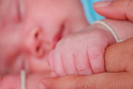 Newborn baby boy in bedの写真素材