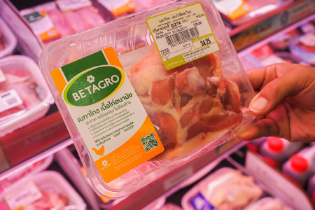 BANGKOK THAILAND, April 1, 2017: The decision to variety of chicken slices packed in boxes in fridge in supermarketのeditorial素材