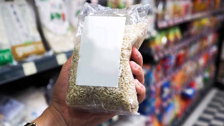 The decision to buy organic rice in Super Market.のeditorial素材