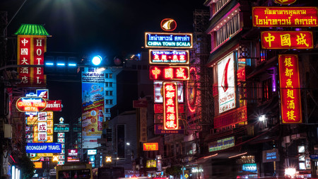 BANGKOK-THAILAND - DECEMBER 30, 2017 : Cars, shops, Street food, Night Market and neon light signs  on Yaowarat road at night in a large Chinese community in Bangkok, CHINATOWN.のeditorial素材