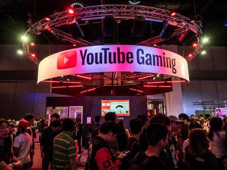 BANGKOK, THAILAND - November 4 2017 : People visit an exterior view of Youtube Gaming Space, at Thailand game show big festival 2017 in ROYAL PARAGON HALL, Bangkok Thailand. Editorial use onlyのeditorial素材