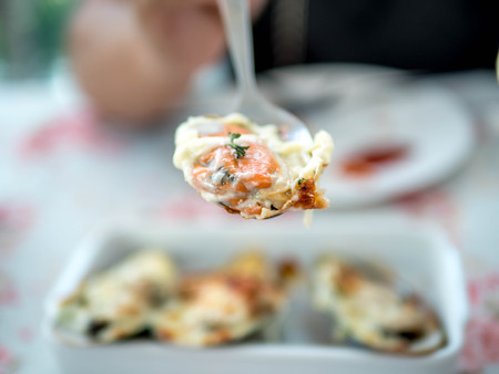 People like to eat Bake New Zealand Mussels with Mozzarella Cheese in a restaurantの写真素材
