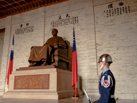 Taipei, Taiwan - May 13, 2019: A large bronze statue of Chiang Kai-shek in the main chamber of the Chiang Kai-shek Memorial Hall in Taipei, Taiwan.のeditorial素材