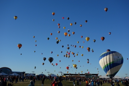 Albuquerque, New Mexico - October 13, 2012 - Albuquerque International Balloon Fiesta Farewell Mass Ascensionのeditorial素材