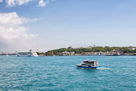 Tour boat passes in front of Topkapi palace in Istanbulのeditorial素材