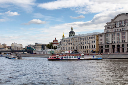 Tour boats on Moskva River with Moscow cityscape in the view.のeditorial素材