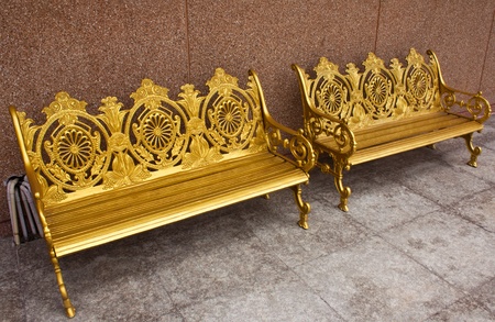 There are two lounge chairs, a long body made ââof brass plateの写真素材