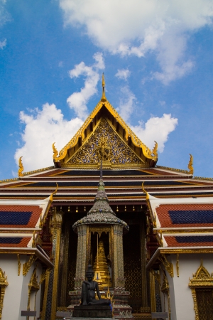The temple Wat phra kaeo in the Grand palace area, one of the major tourism attraction in Bangkok, Thailandの写真素材