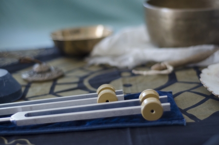 A wo healing tuning forks with Tibetan singing bowls and tingsha in the background の写真素材